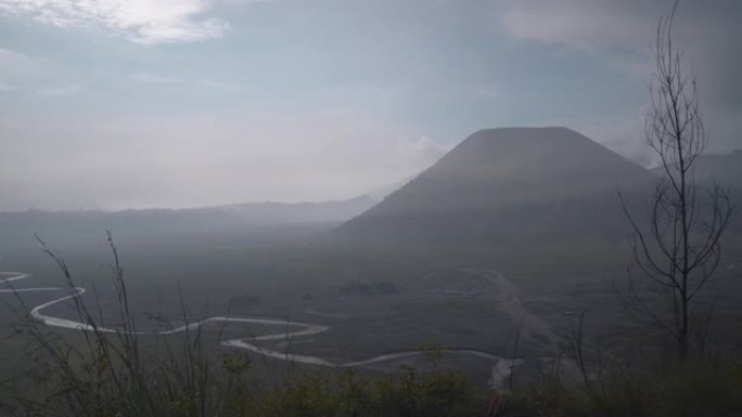 雾中日出时布罗莫火山的风景