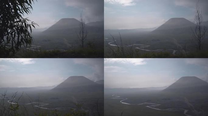 雾中日出时布罗莫火山的风景