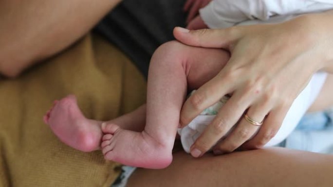 新生婴儿婴儿出生后第一周的腿和脚
