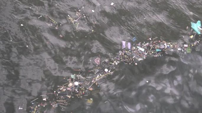 被污染的河里一堆垃圾
