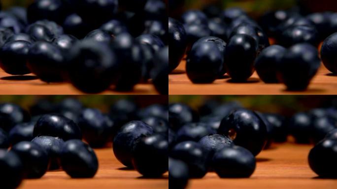 大型蓝莓在木质表面上滚动