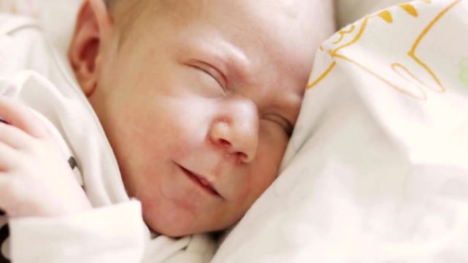 新生儿睡午觉睁开眼睛后打哈欠的肖像