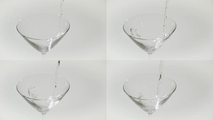 将马提尼酒倒入空玻璃杯，超慢动作