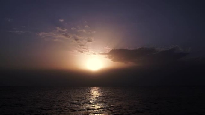 海上阴云密布的日落