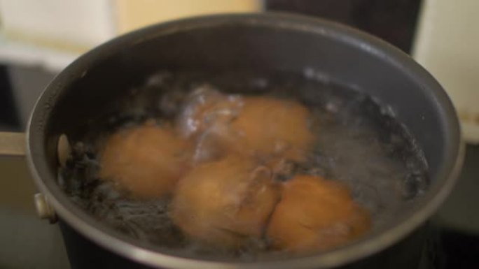 沸水中的生鸡蛋