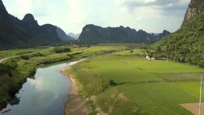 相机在反射云层的草地和河流上移开