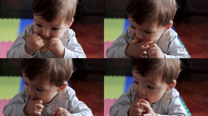 男婴在客厅吃饼干吃早餐