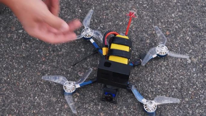 FPV无人机飞行员将电池连接到无人机
