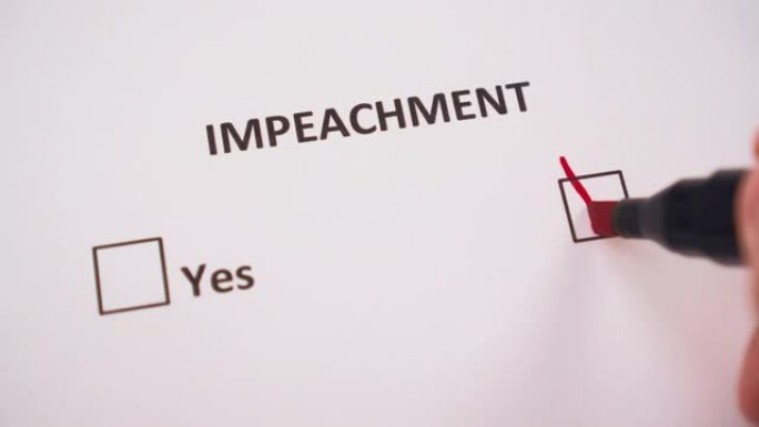 他的手用红色毡尖笔在问卷的白色页上的“弹劾”(IMPEACHMENT)一词下面的“否”(NO)一词上