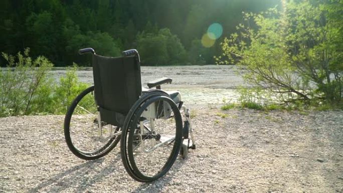 夏日阳光明媚的公园外面空轮椅的慢速运动