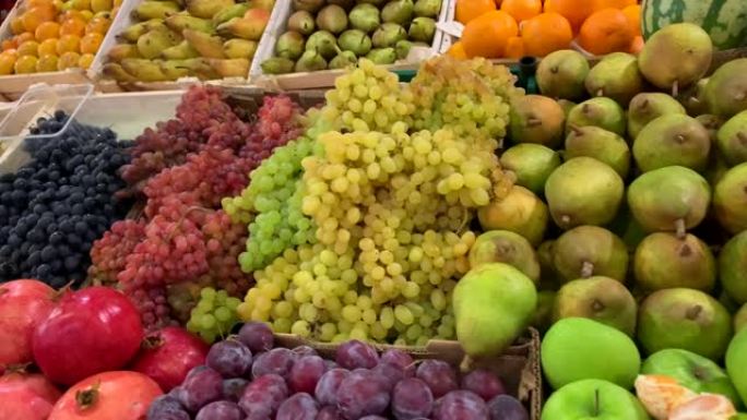 市场柜台上各种美味的天然水果装在木箱里。
