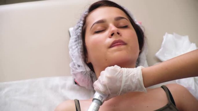 淋巴引流按摩液化石油气仪工艺。治疗师美容师在水疗沙龙为女性做一个恢复活力的面部按摩。美容和身体护理概