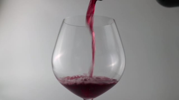 将红酒倒入玻璃杯的特写镜头
