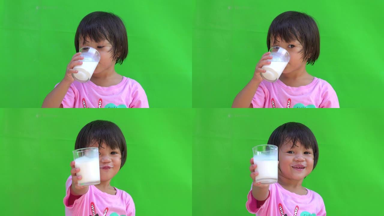 小女孩喝牛奶