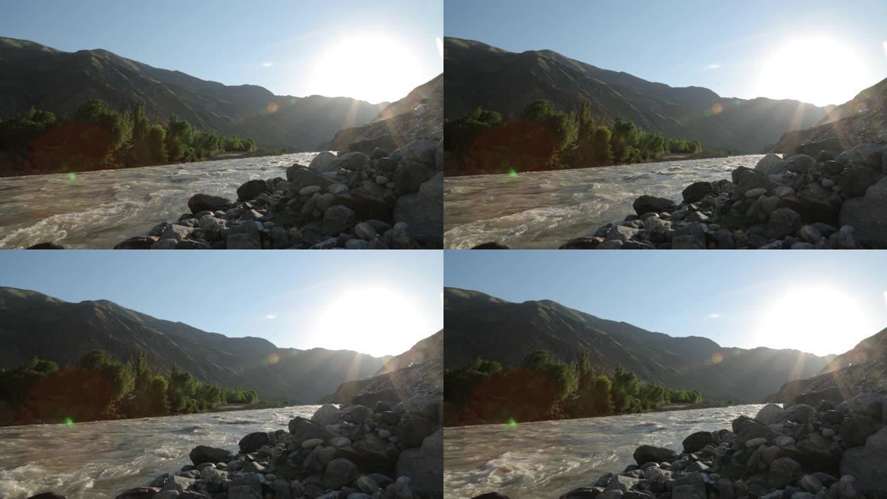 在兴都库什山脉-阿富汗巴达赫尚之间流动的河流