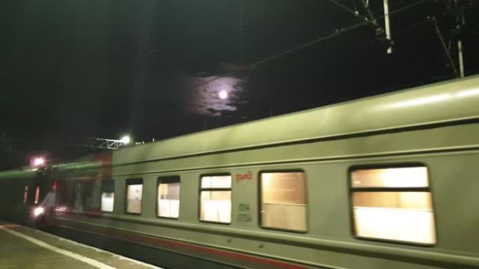 夜间火车的移动距离很远。