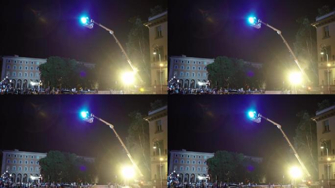 市中心拥挤的街道和路过的大型电影放映机的汽车的时间流逝。菲涅耳透镜慢慢关闭和打开的聚光灯。户外电影拍