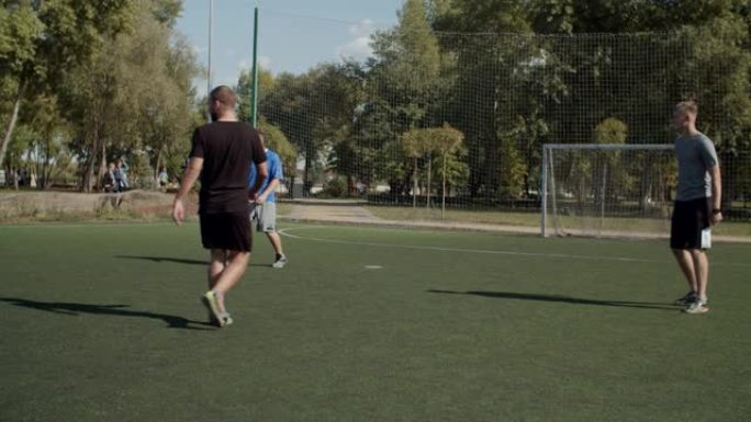 足球队球员在训练期间跑步