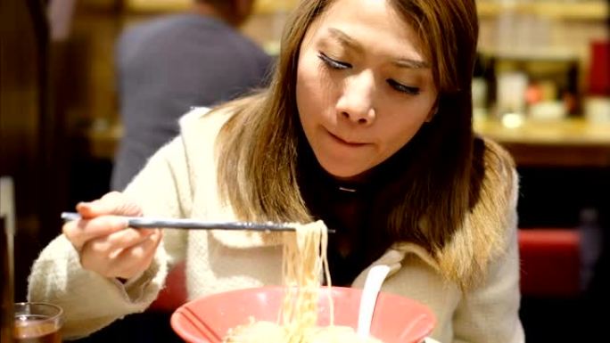 亚洲女人吃热日本拉面