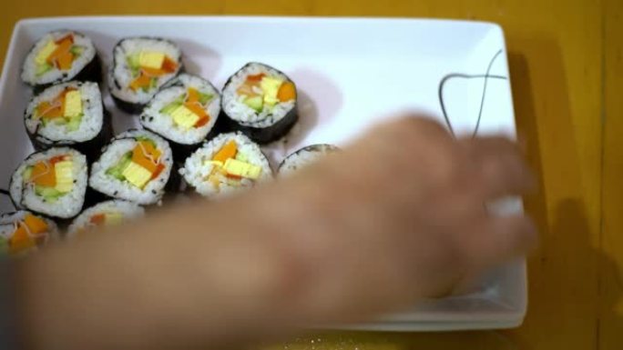 4K，美味的makizushi套装，鲑鱼放在白色盘子上。日本料理