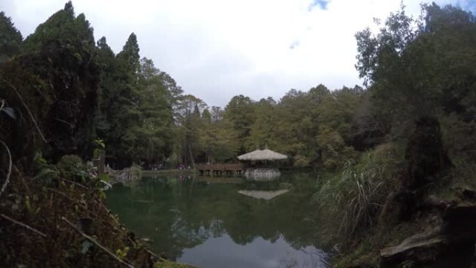 4k，在受欢迎的阿里山度假胜地池塘中的小木屋。