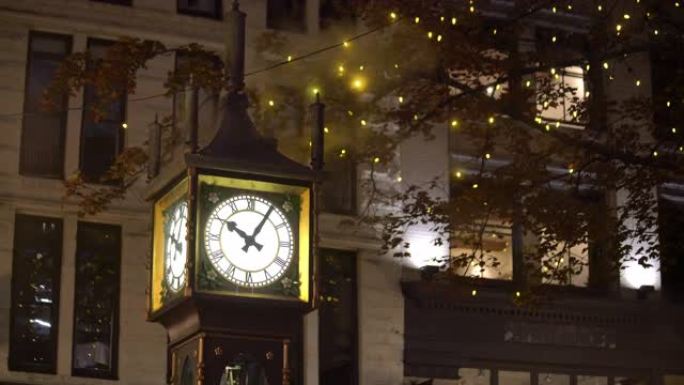 晚上在温哥华历史悠久的加斯敦区的旧蒸汽钟