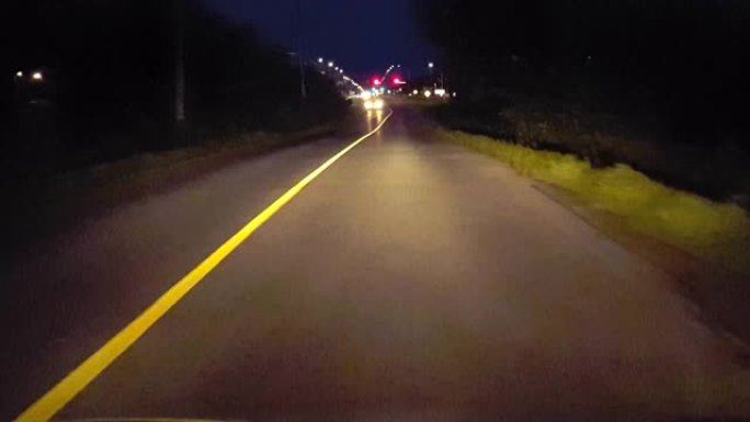 夜间行驶长路，迎面而来的车辆闪烁远光灯。晚上使用远光灯信号降低大灯的汽车的驾驶员视点。