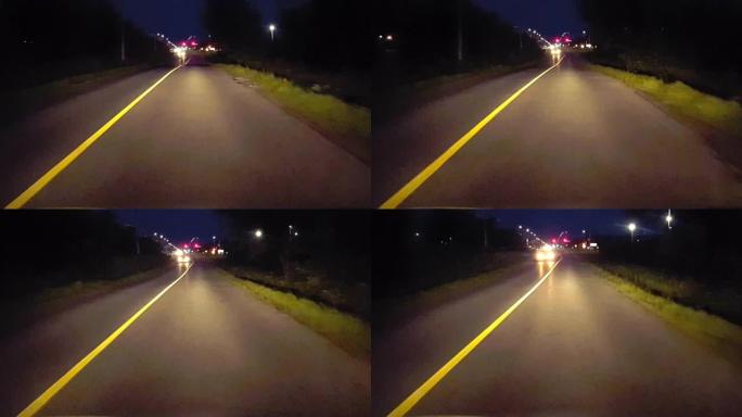 夜间行驶长路，迎面而来的车辆闪烁远光灯。晚上使用远光灯信号降低大灯的汽车的驾驶员视点。