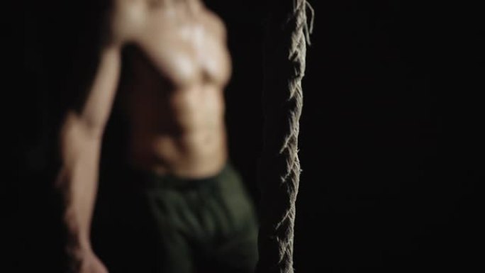夜间训练在健身房攀爬绳索