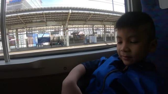 旅游男孩坐在东京的日本子弹头列车上
