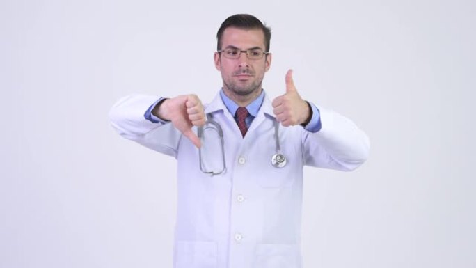 困惑的年轻西班牙裔男子医生戴眼镜