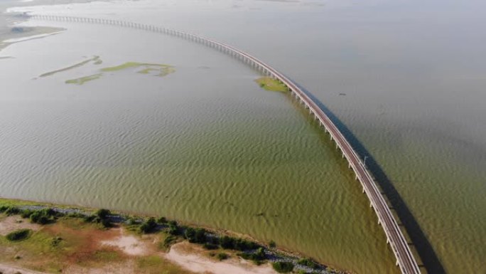 无人机在一条大河上的火车铁路拍摄了鸟瞰图。