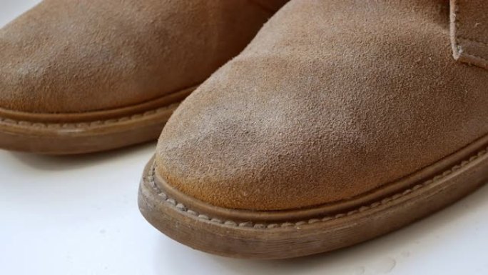 鞋子、靴子的防水涂层示例。水滴落在鞋表面并滑落