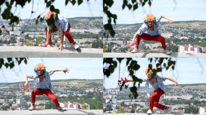 疯狂的哑剧手鼓在栏杆上跳舞。小丑在城市背景下的有趣动作。