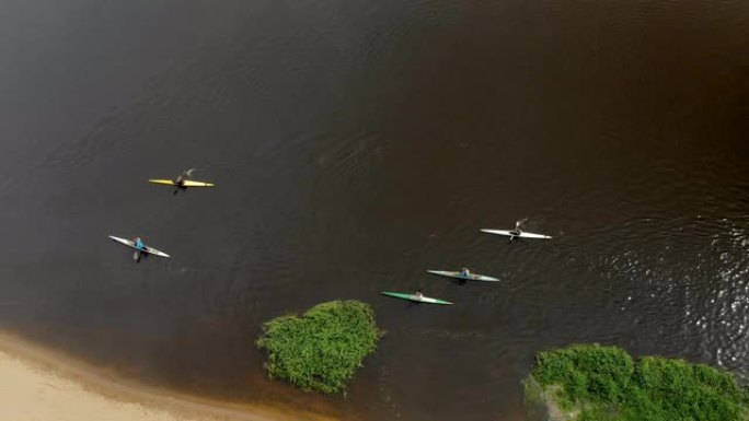 皮划艇在河上漂流，逆水而行
