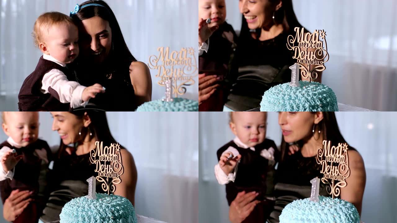 一位年轻母亲的肖像，有一个小孩和一个生日蛋糕。