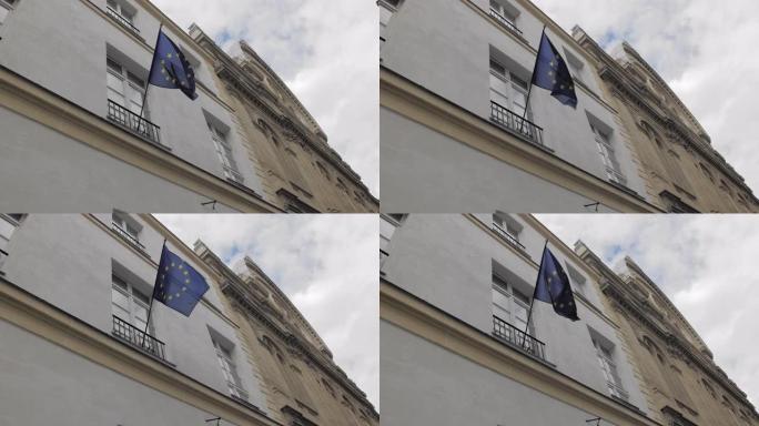 在巴黎市中心一座不知名的建筑上悬挂着欧盟旗帜。法国