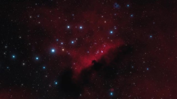 宇宙飞船在太空中靠近猎户座星云。银河系中有数十亿颗恒星。美丽的红色星云和星团