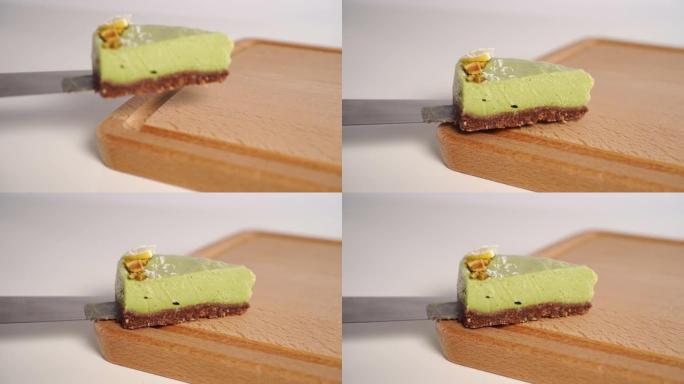 一块自制的有机鳄梨蛋糕放在木制砧板上