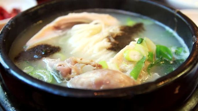 Samgyetang (人参鸡汤) 韩国食品。