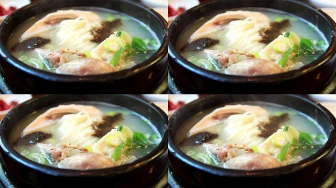 Samgyetang (人参鸡汤) 韩国食品。