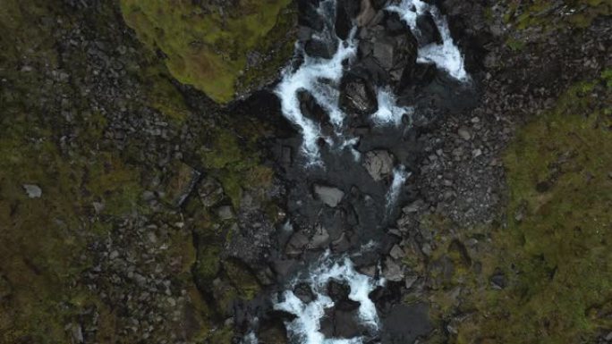 在岩石上冲水的俯视图