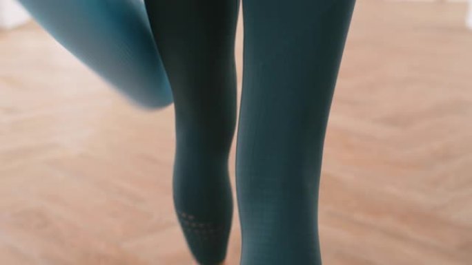 健身运动服中的女性腿部和臀部
