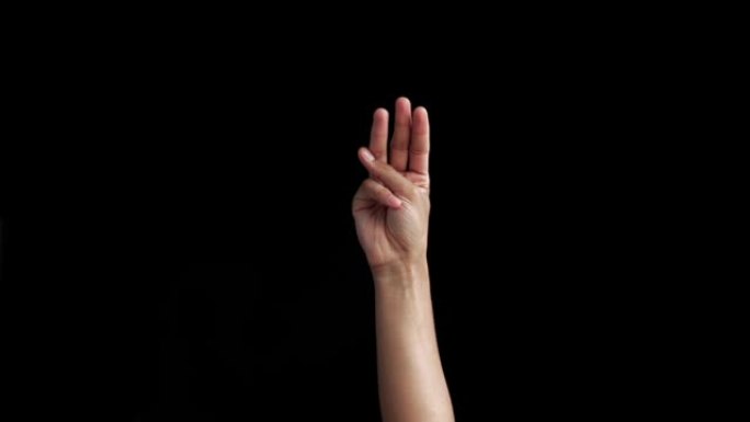 一只白种人的手被隔离在黑色上，并显示出ASL (美国手语) 的M字母符号。