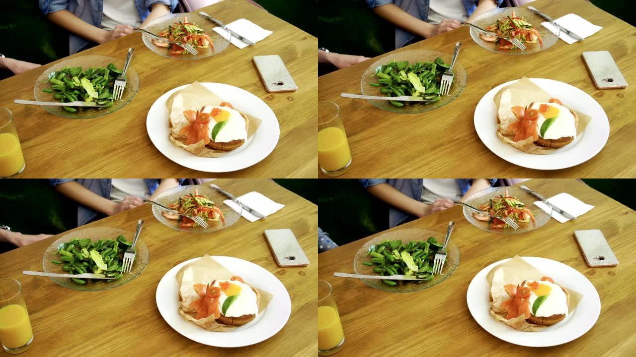 荷包蛋，鲑鱼，鱼子酱，烤面包上的菠菜叶，蔬菜沙拉。4K