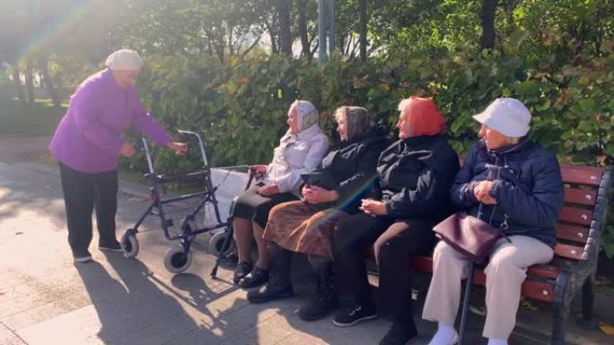 慢动作视频-五位祖母在公园长椅上相遇