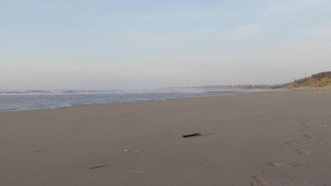 台湾苗栗海上风力发电机海滩