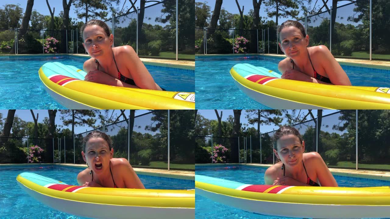 女人在游泳池旁向摄像机大喊女人在假期中大喊大叫