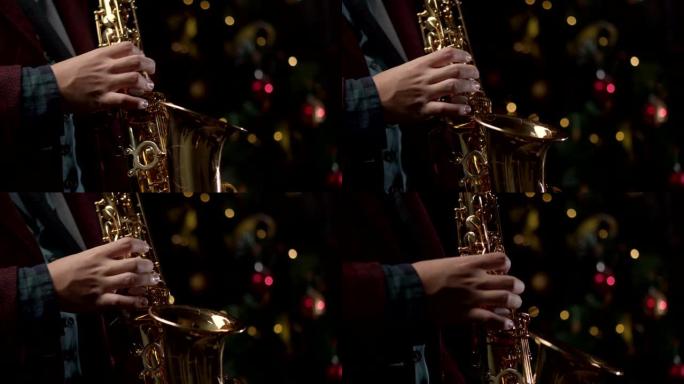 萨克斯管演奏者以慢动作演奏萨克斯管。圣诞树背景