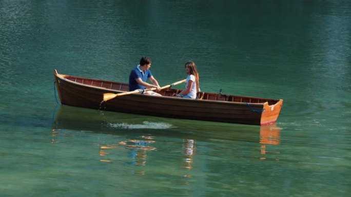 年轻夫妇在湖底的船上。